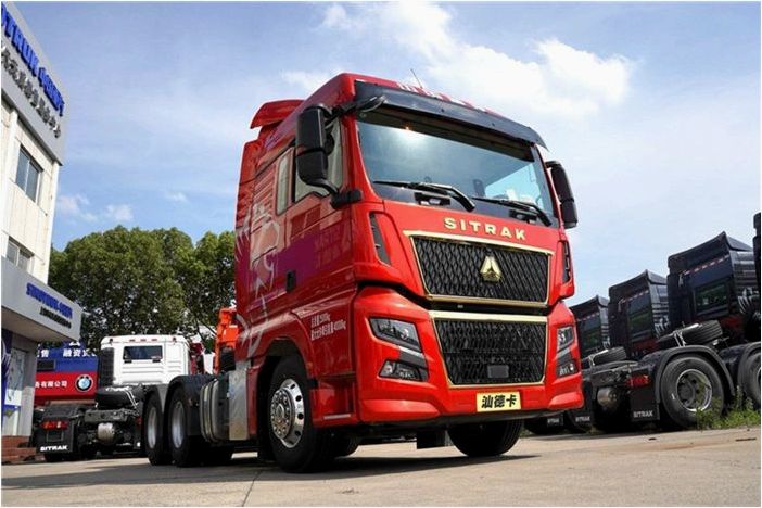 (представлен, 570-сильный, тягач, кабиной, кроссовера) The new Sinotruk Shandeka C9H, a 570-horsepower truck, is unveiled.