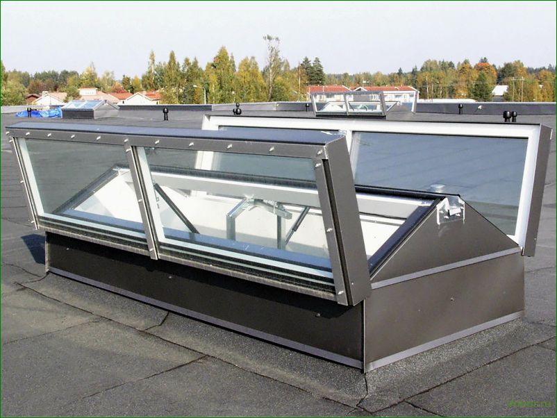 Smoke exhaust hatch with electric drive