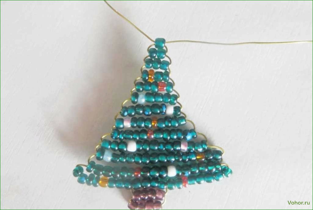 Wie man mit eigenen Händen einen bunten Weihnachtsbaum aus Perlen bastelt — Meisterkurs und Ideen für die Neujahrsdekoration
